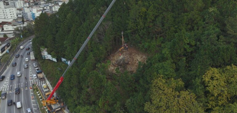 Obra no talude da Rua Indonésia avança após conclusão da limpeza geológica