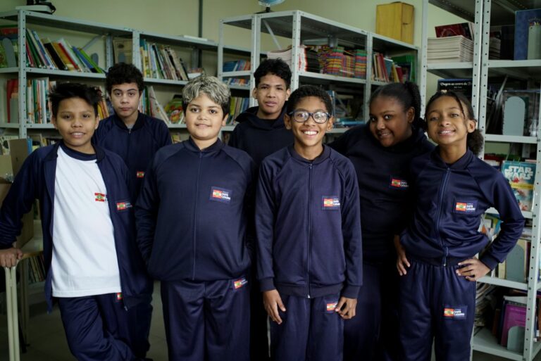 Estado inicia entrega de uniformes de inverno para alunos da rede estadual