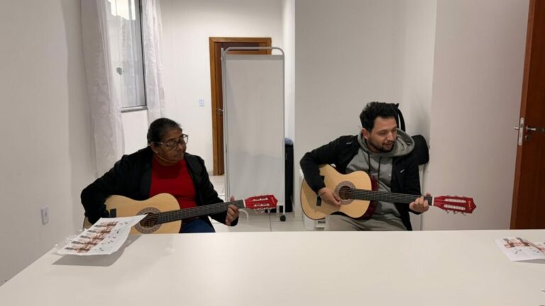 Itapema oferece aulas gratuitas de ukulele para idosos