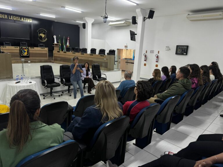 Camboriú realiza roda de conversa sobre violência contra a mulher durante o Agosto Lilás.