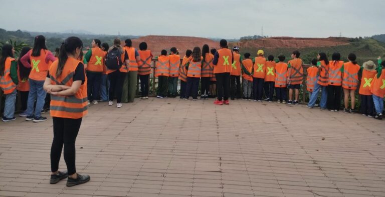 Estudantes da Escola CAIC participam de ação de educação ambiental em Joinville