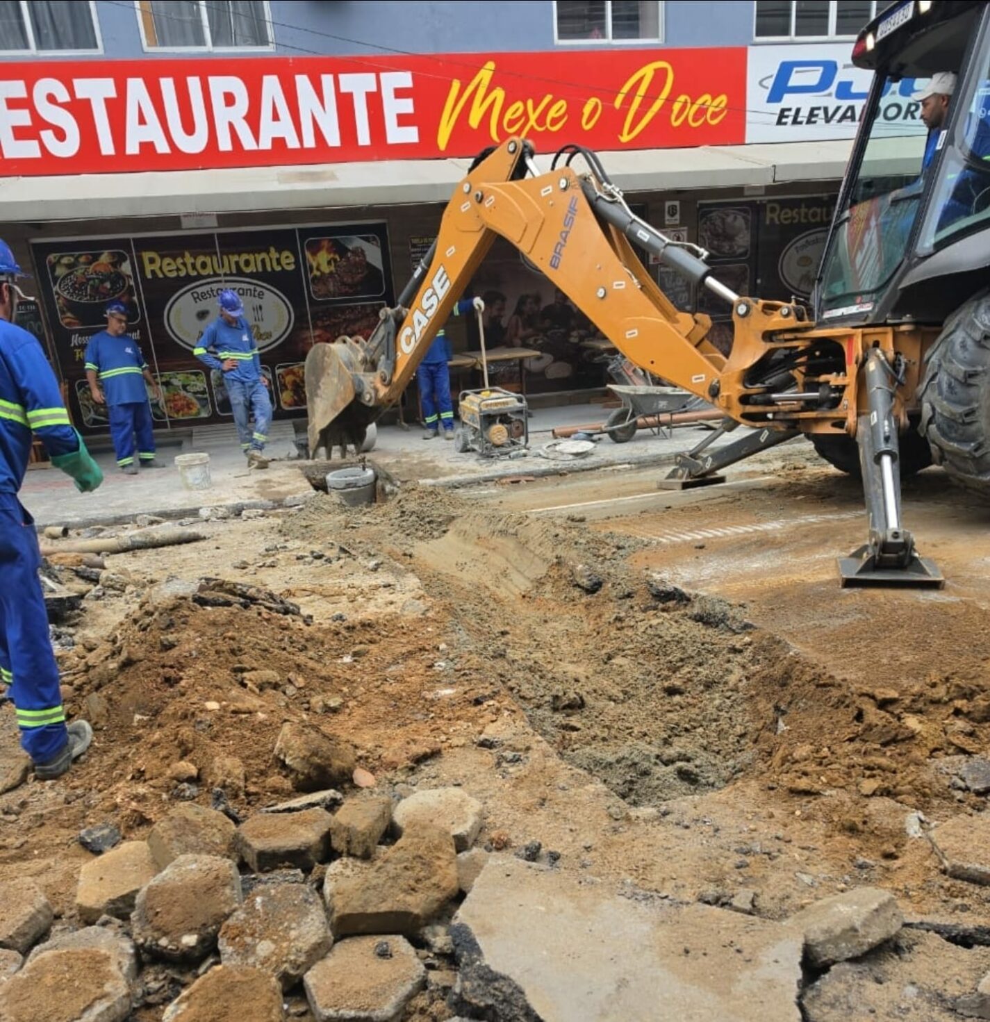Obra da Emasa soluciona extravasamento de esgoto no Bairro Pioneiros