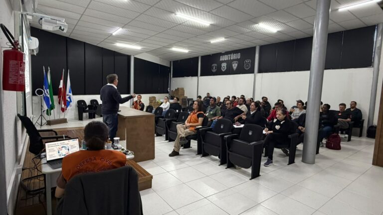 Defesa Civil capacita voluntários para análise de riscos geológicos e meteorológicos