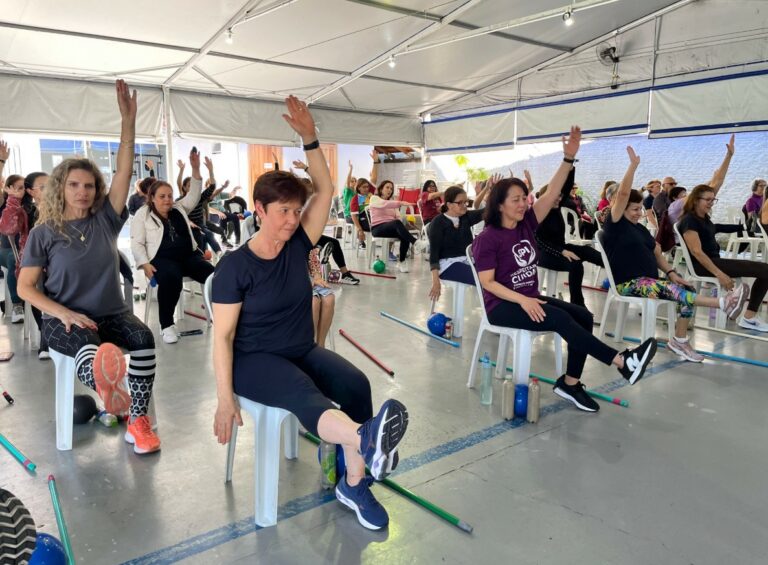 Semana do Idoso reúne mais de 50 pessoas em sessão de terapias de movimento