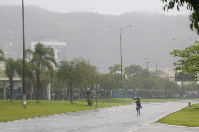 Chuva persiste em Santa Catarina durante o fim de semana e o feriado