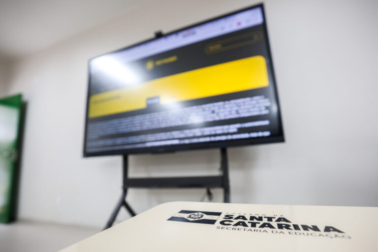 Governo catarinense distribui 533 telas interativas para escolas estaduais