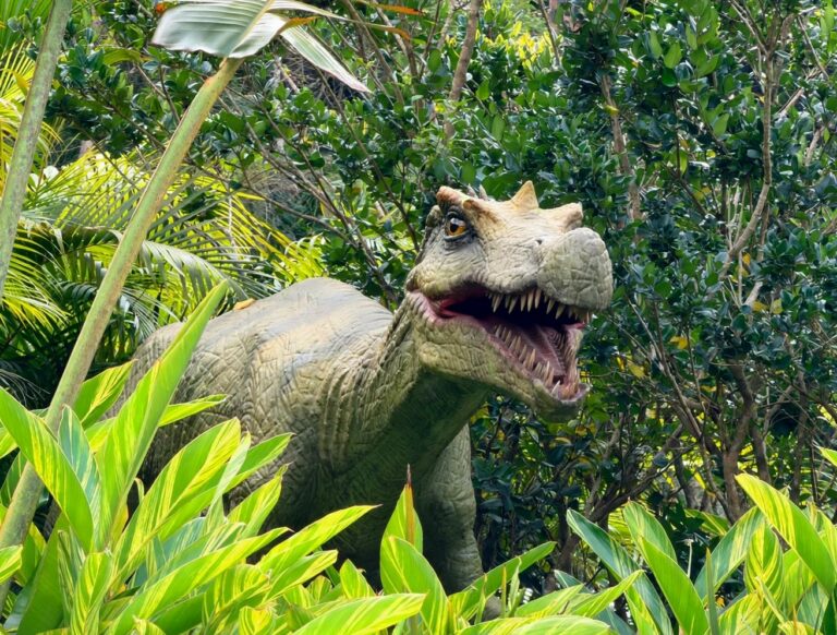 Réplica de dinossauro brasileiro que será repatriado está em parque de SC